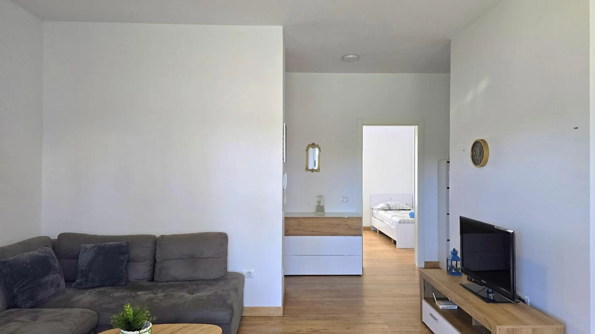 Art Apartment 219 Plazhi San Pietro 0*,